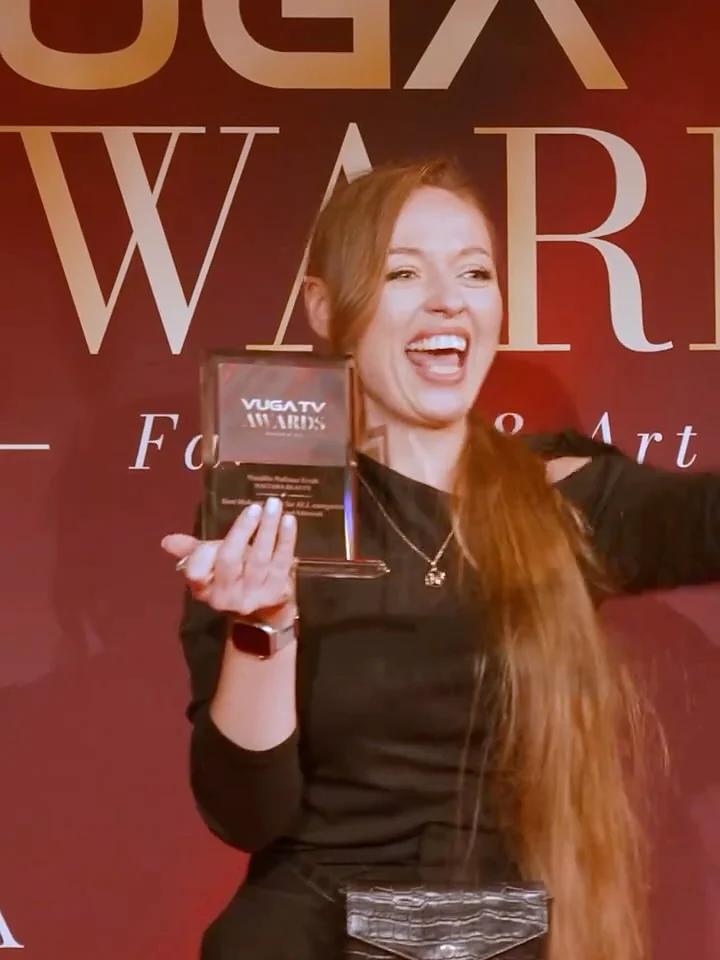 Naltana jubler med sit trofæ ved VUGA TV Awards – Fashion & Art i Paris